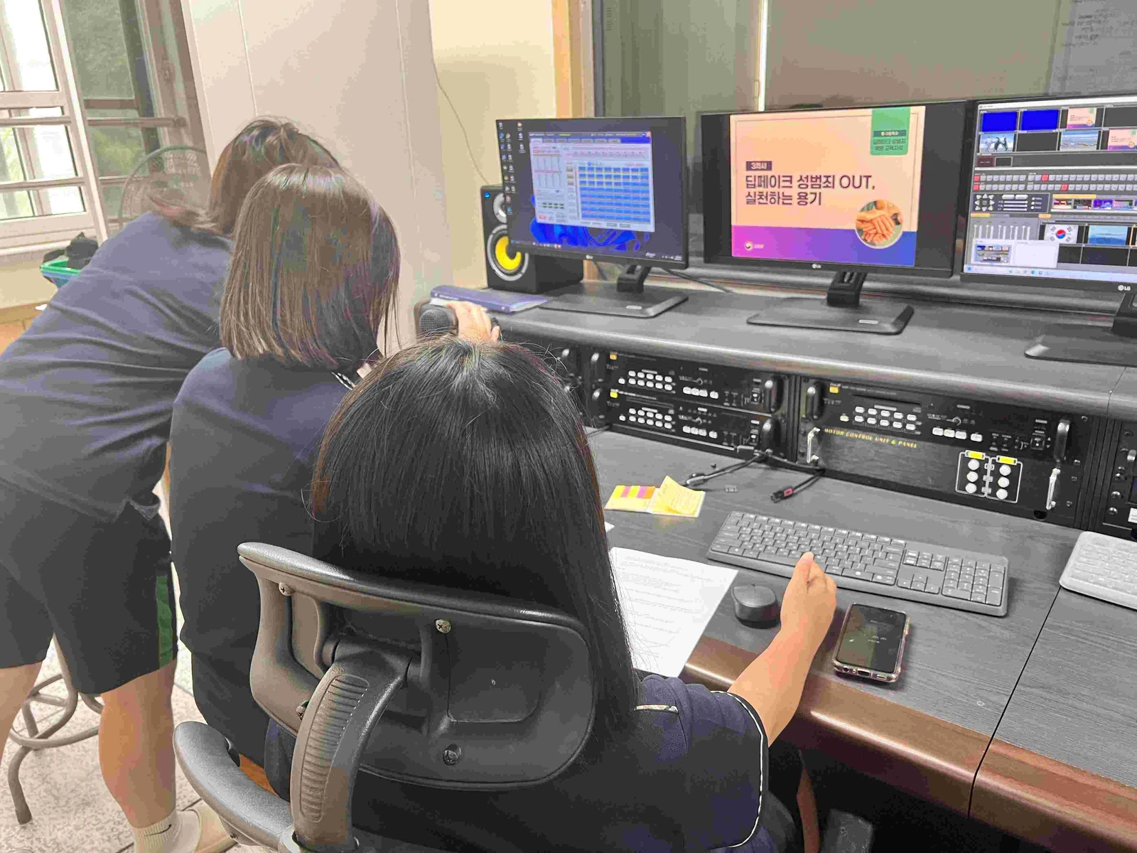 둔원바르미 학생들이 방송실에서 마이크와 방송 장비로 아침 방송을 진행하는 모습