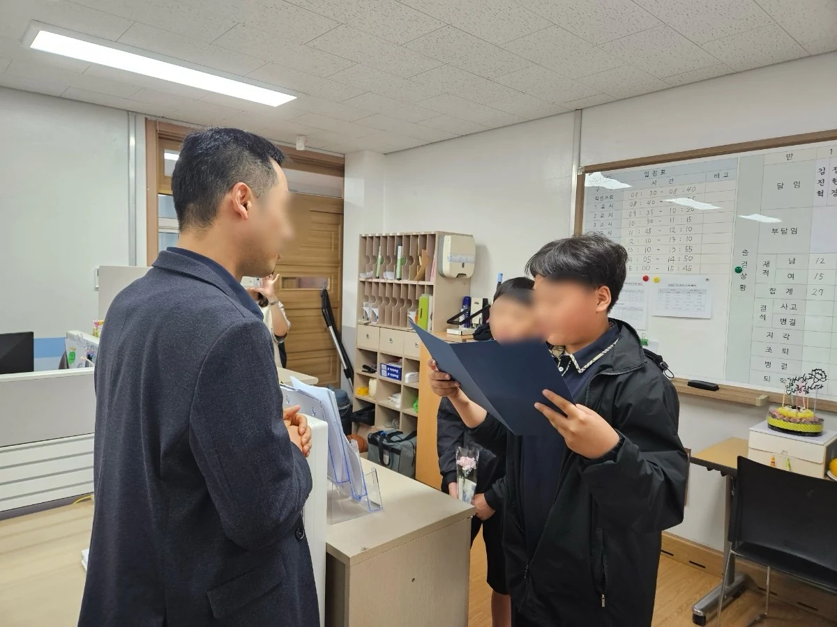 학생이 직접 준비한 감사장을 선생님께 읽어 드리는 모습
