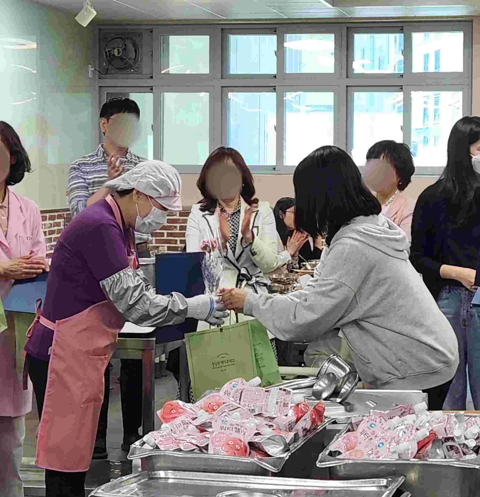 학생이 학교 구성원에게 감사 선물을 전달하는 모습