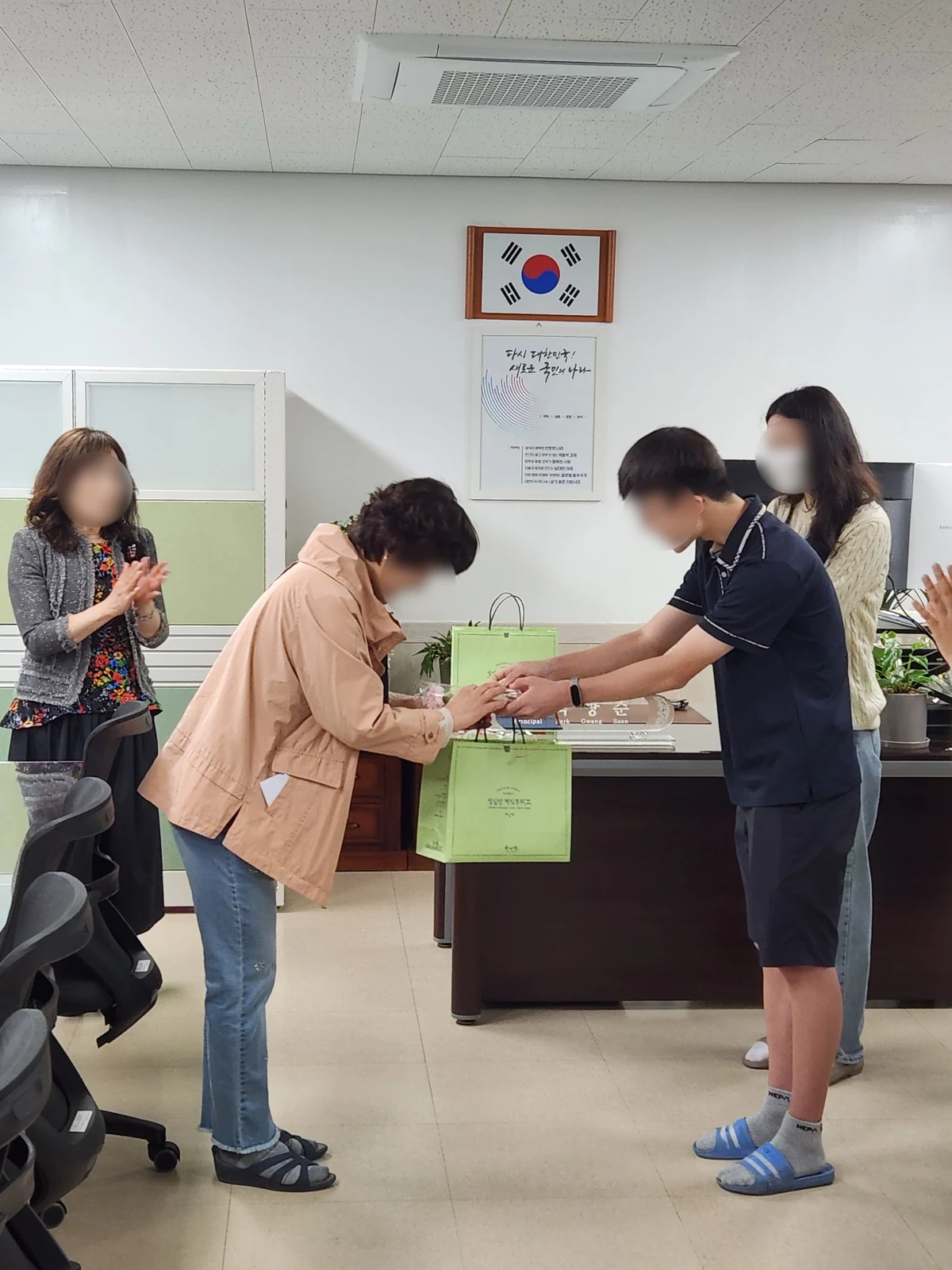 학생이 교감선생님께 감사장과 선물을 전달하는 모습